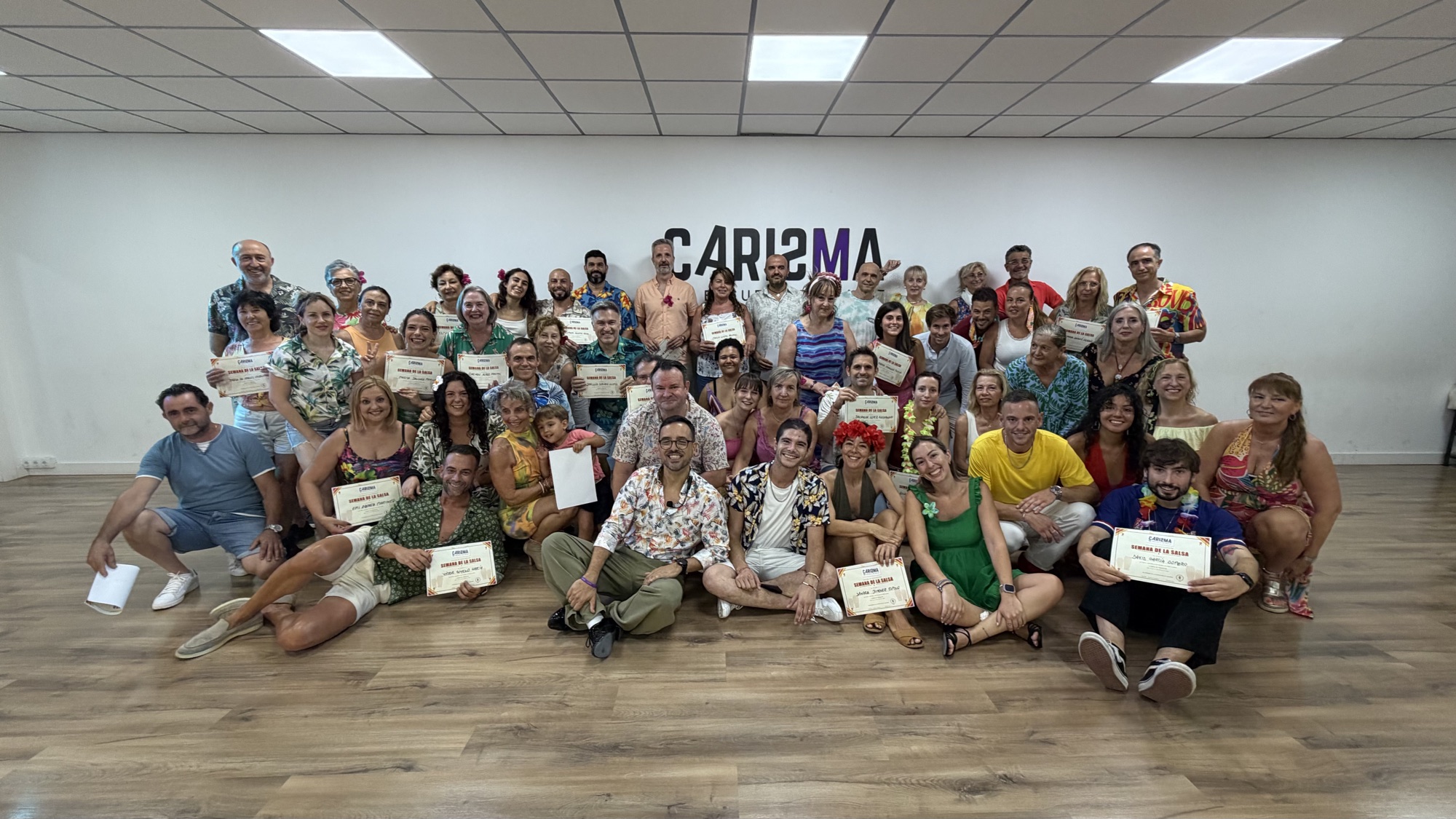 Todo el grupo de la Semana de la Salsa con sus diplomas
